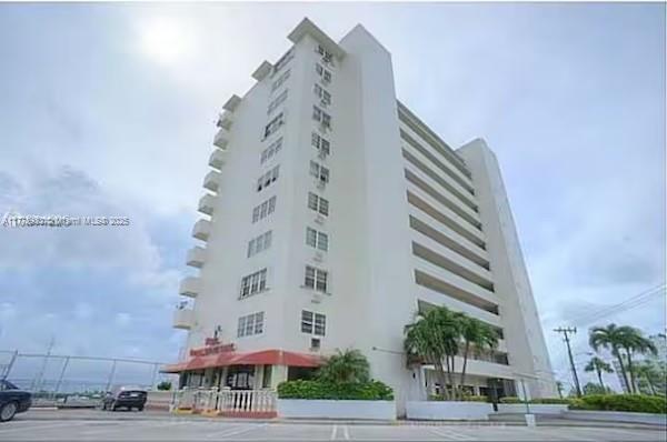 BAYSHORE YACHT & TENNIS C - Residential