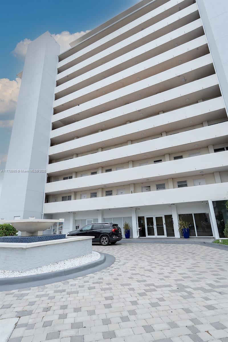 BAYSHORE YACHT & TENNIS C - Residential