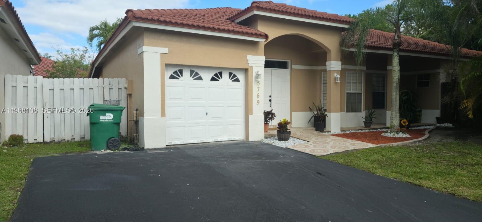 PATIO HOMES OF DORAL PINE - Residential