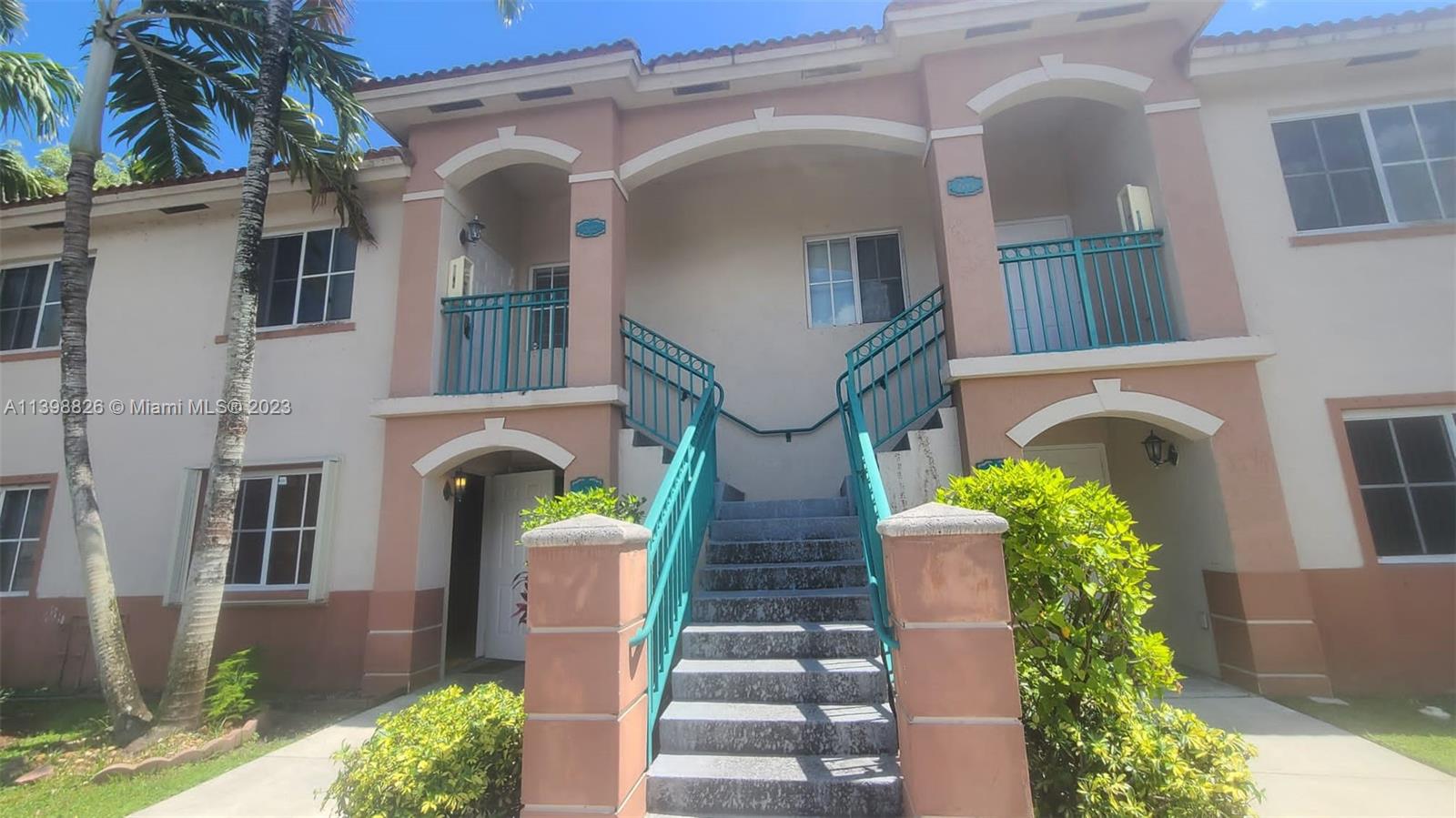 Beautiful 2/2 in a great gated community. Easy to show!!