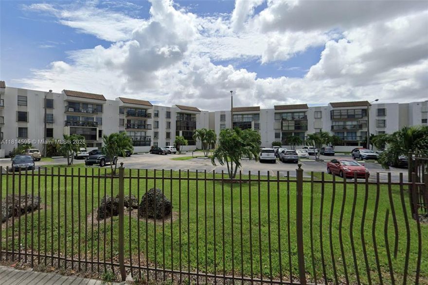 Condo for sale in a great neighborhood. 2 bedrooms and 2 bathrooms in 1,170 total s/f.