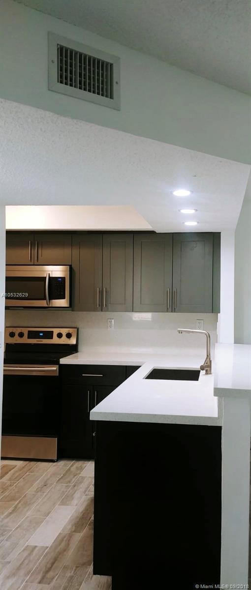 LE CLUB AT OLD CUTLER CON - Residential Lease