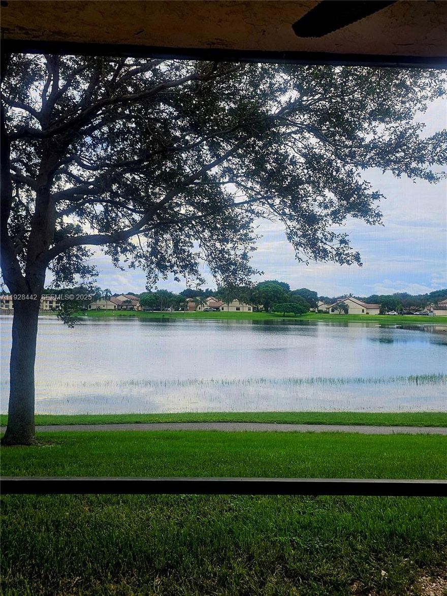 Beautiful Apartment3-bedroom,2 bathrooms, new kitchen, stainless steel appliances, washer and dryer inside the unit, beautiful green areas, quiet community, close to downtown Boca and universities.
