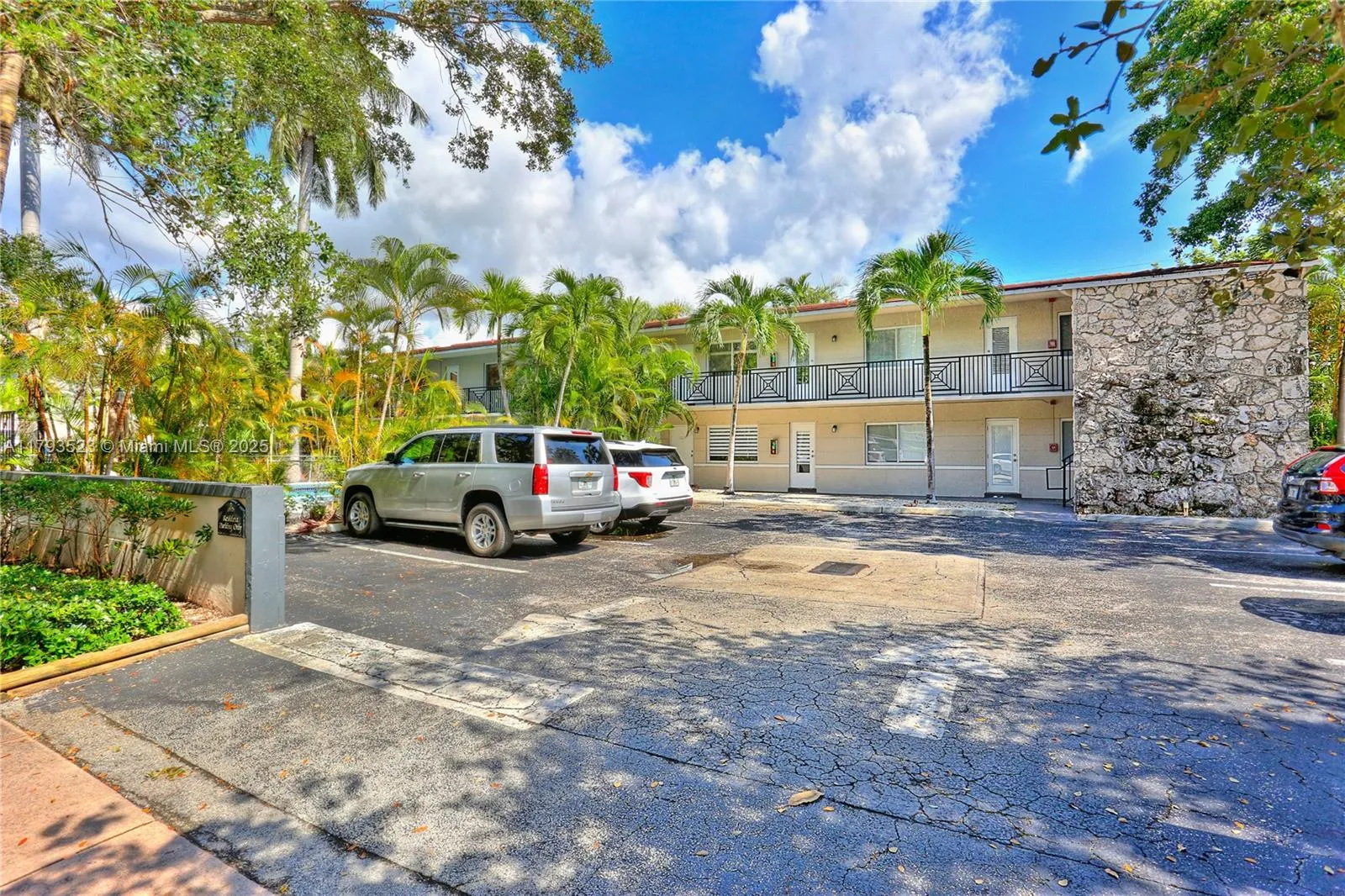 Coral Gables, Florida 33133, United States, 2 Bedrooms Bedrooms, ,1 BathroomBathrooms,Residential,Pending,119743