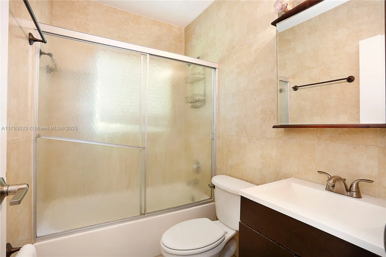 Coral Gables, Florida 33133, United States, 2 Bedrooms Bedrooms, ,1 BathroomBathrooms,Residential,Pending,119743