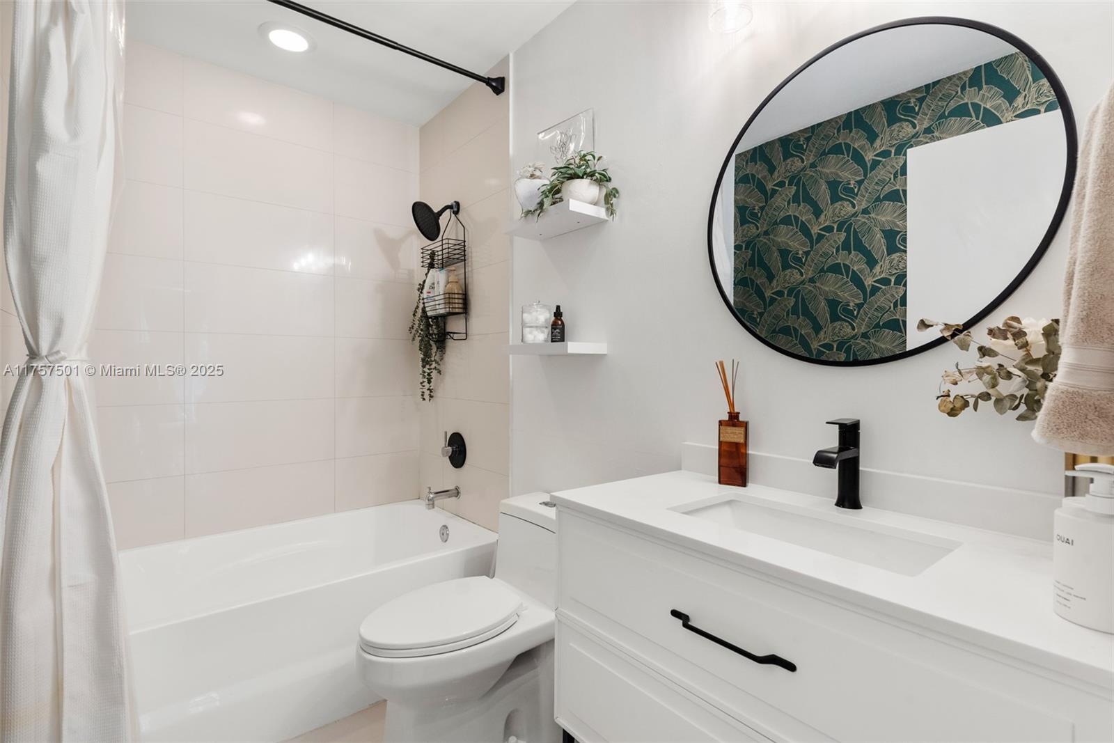 PARAMOUNT BAY CONDO - Residential