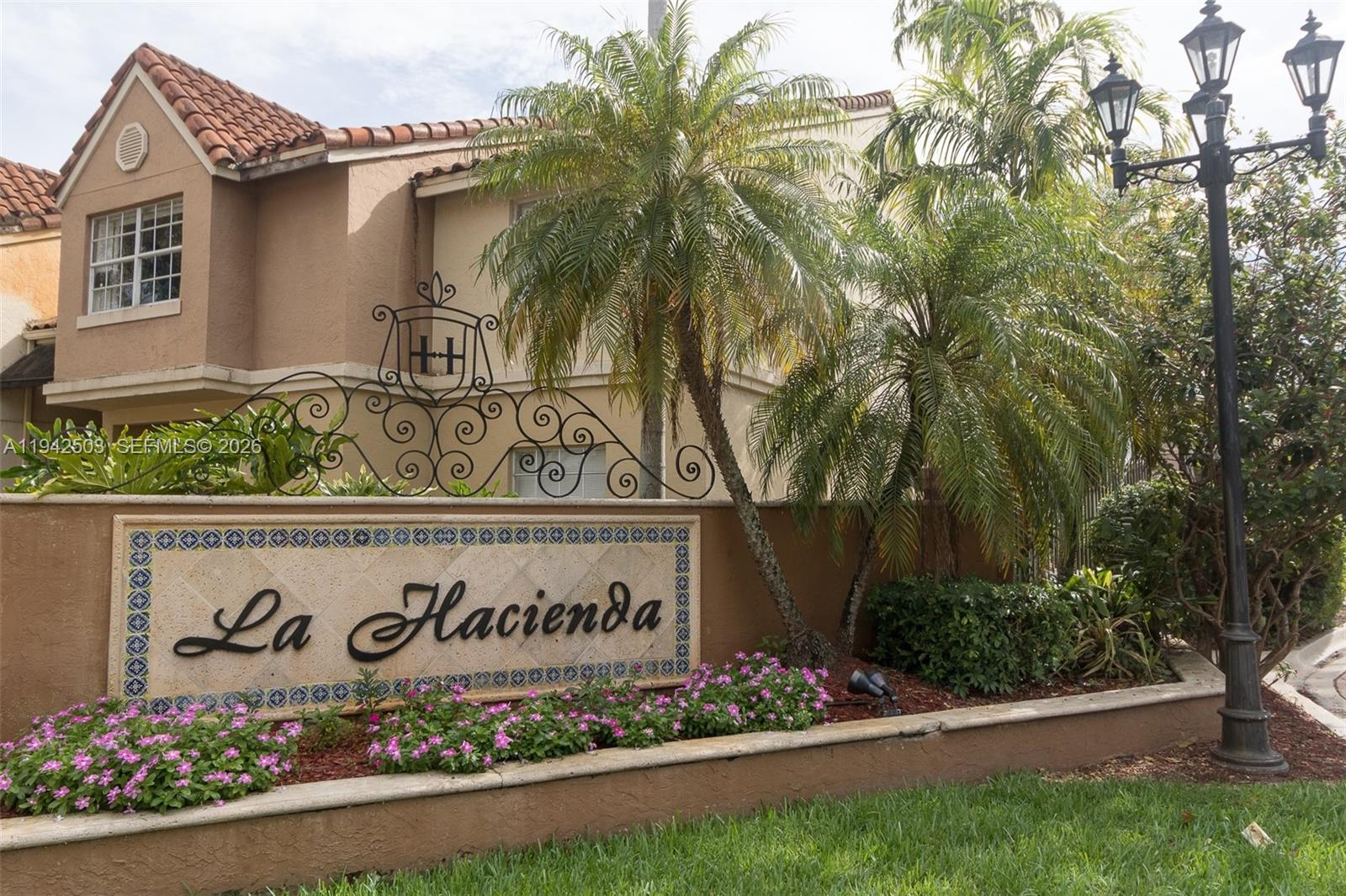 LA HACIENDA COUNTRY CLUB - Residential