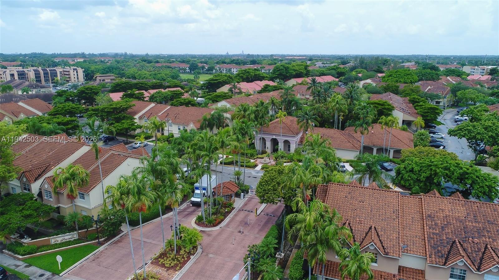 LA HACIENDA COUNTRY CLUB - Residential