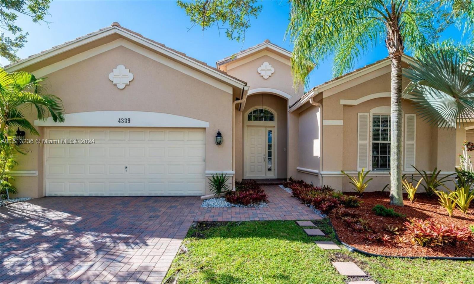 4339 W Whitewater Ave, Weston, Broward County, Florida - 4 Bedrooms  
3 Bathrooms - 