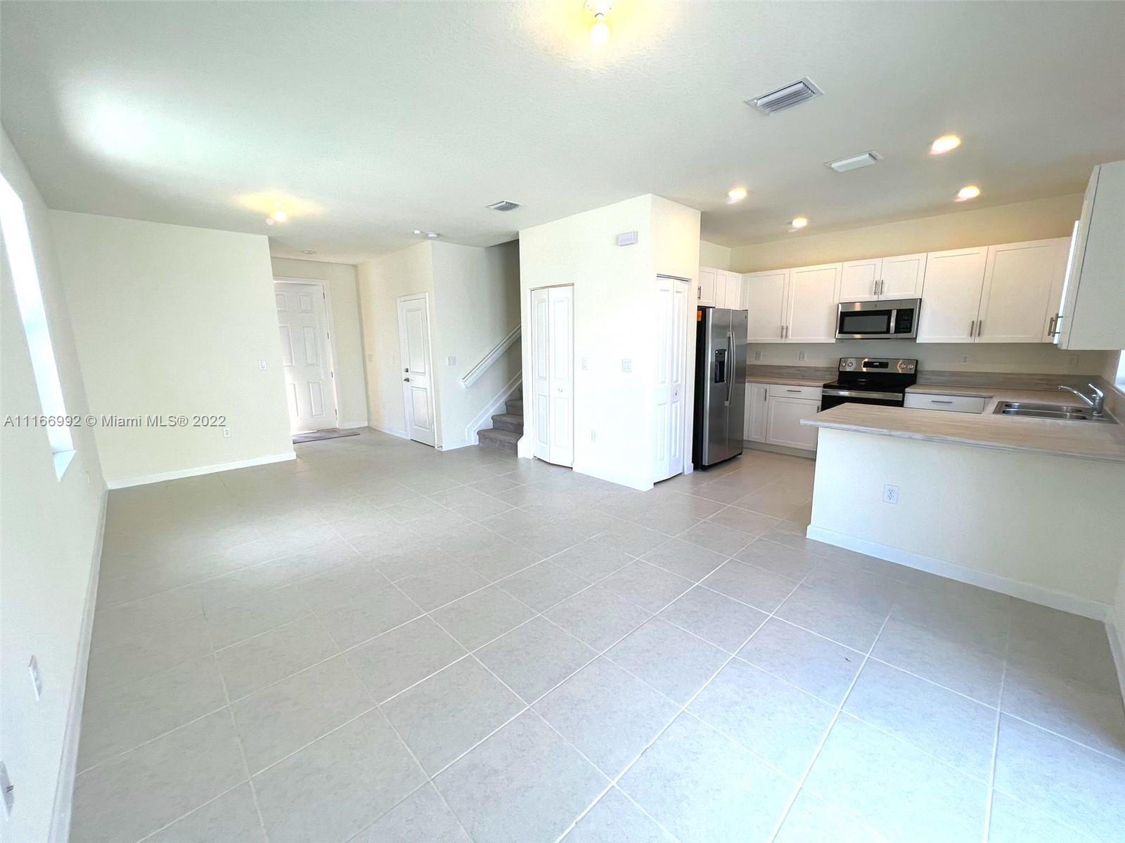 AQUABELLA NORTH REPLAT - Residential Lease