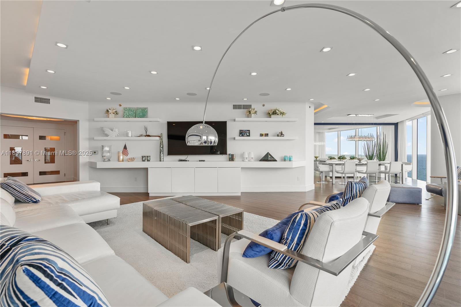 2711 S Ocean Dr 2305, Hollywood, FL, 33019/$2,790,000 4 2711 S Ocean Dr 2305