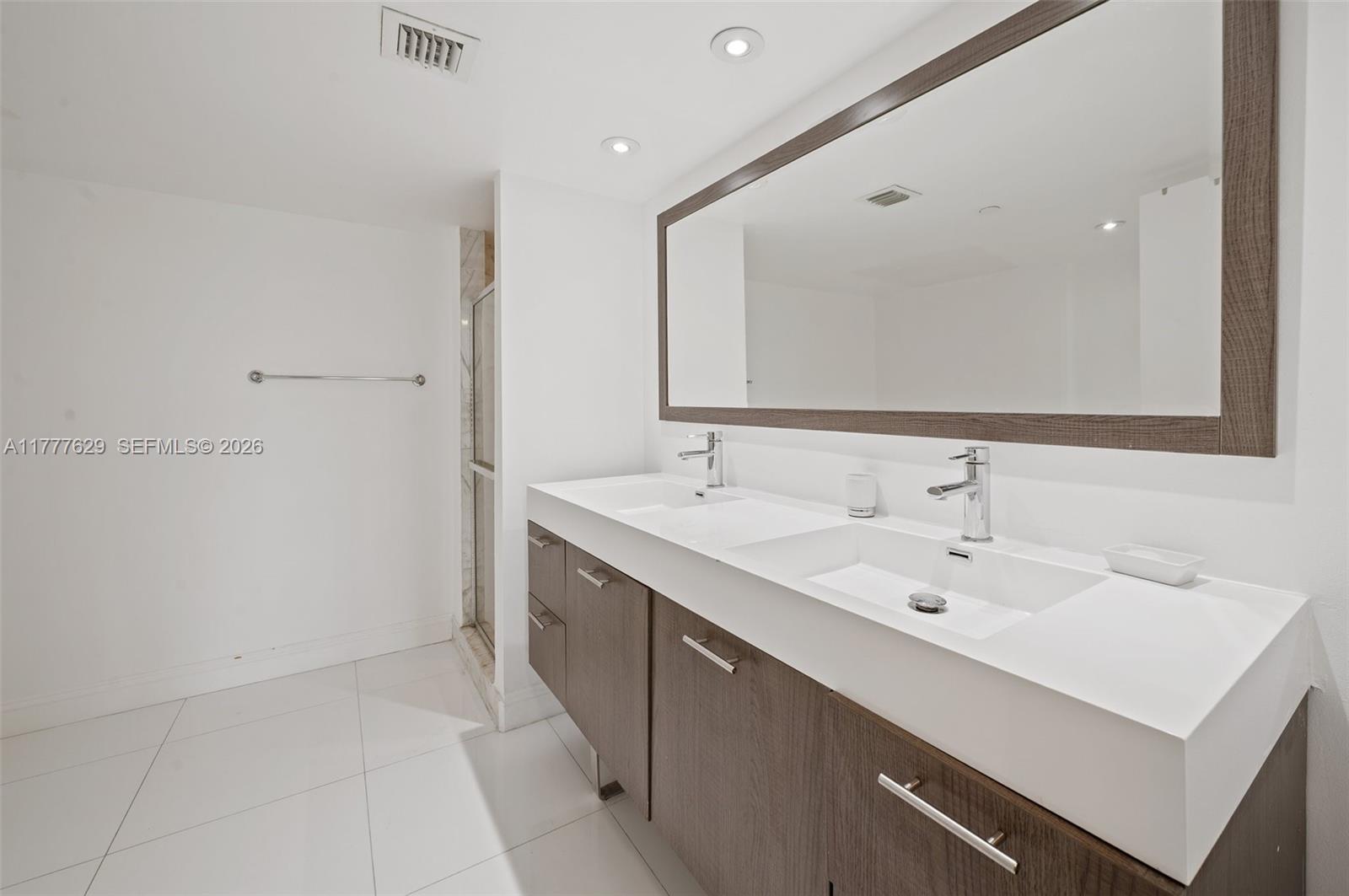 TOWERS OF QUAYSIDE CONDO - Residential Lease