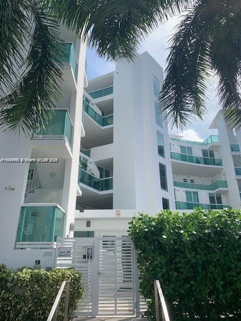 2000 Bay Dr 403