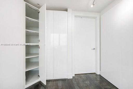 MINT CONDO - Residential