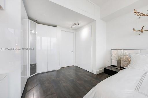 MINT CONDO - Residential