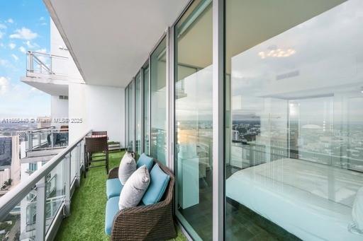 MINT CONDO - Residential