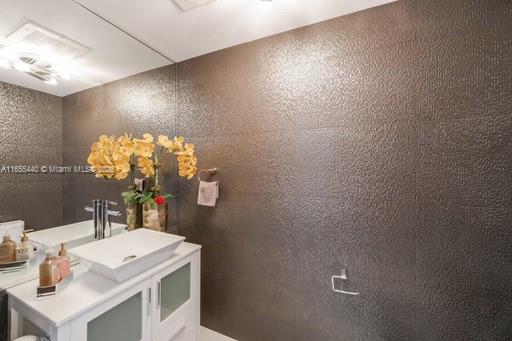 MINT CONDO - Residential