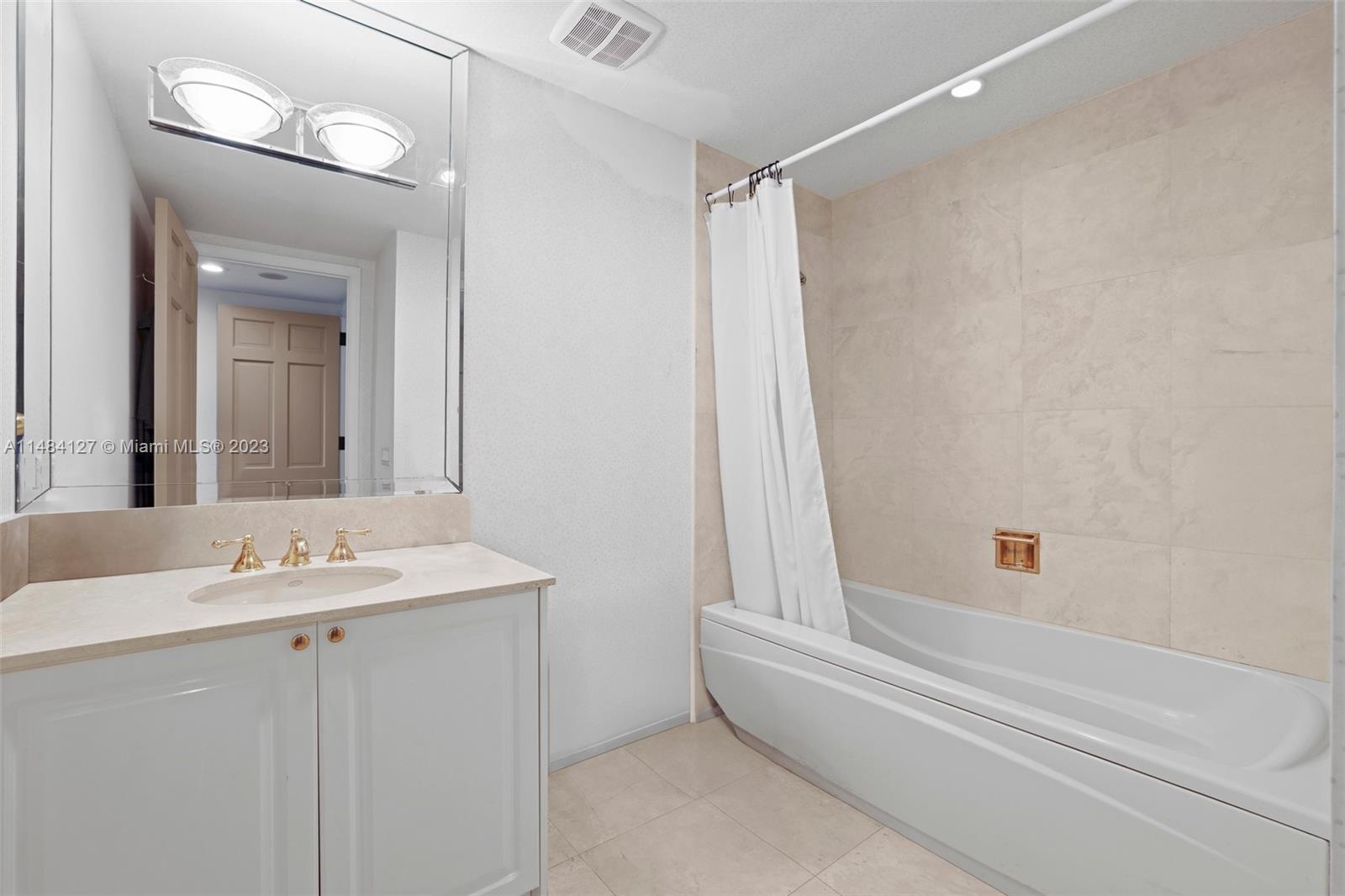 7600 OCEANSIDE AT FISHER - Residential