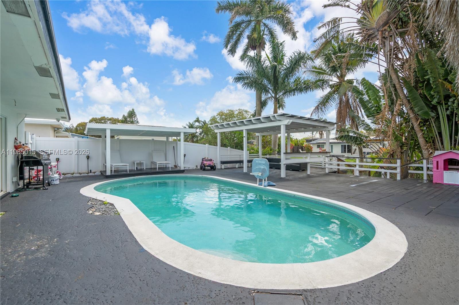 STIRLING LAKE - Residential