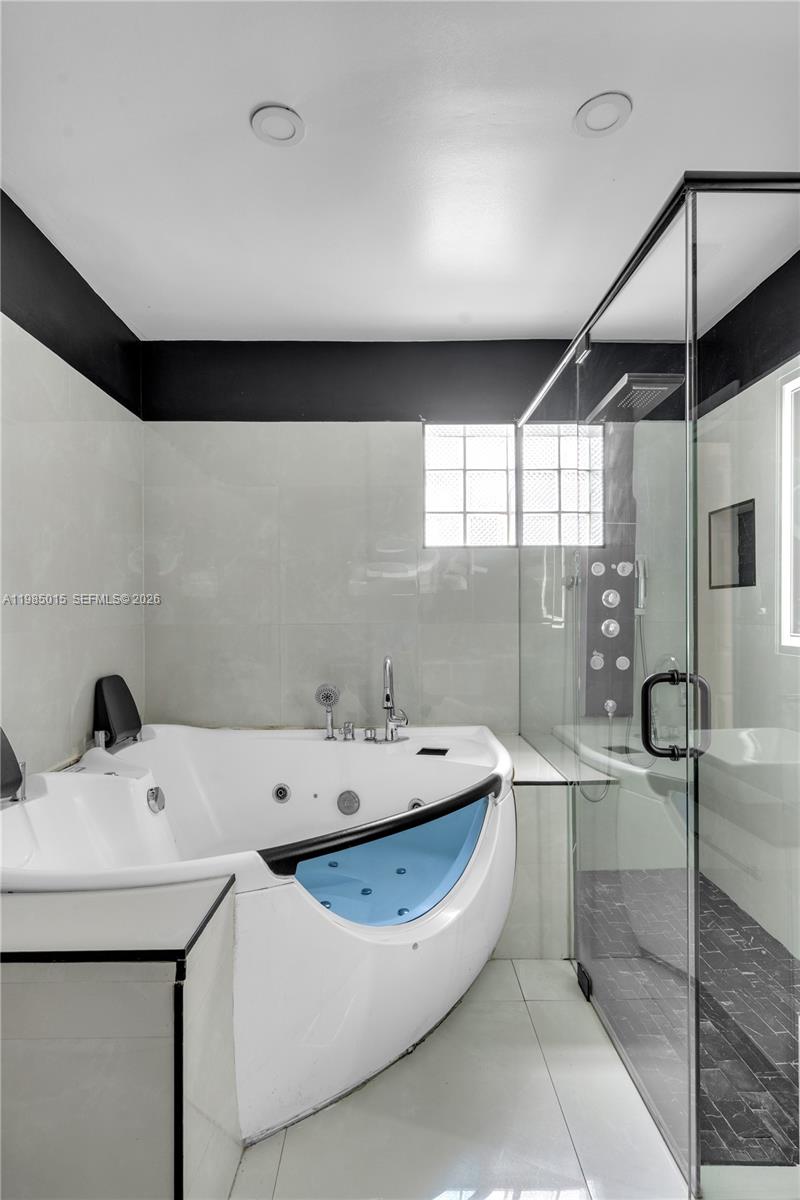 STIRLING LAKE - Residential