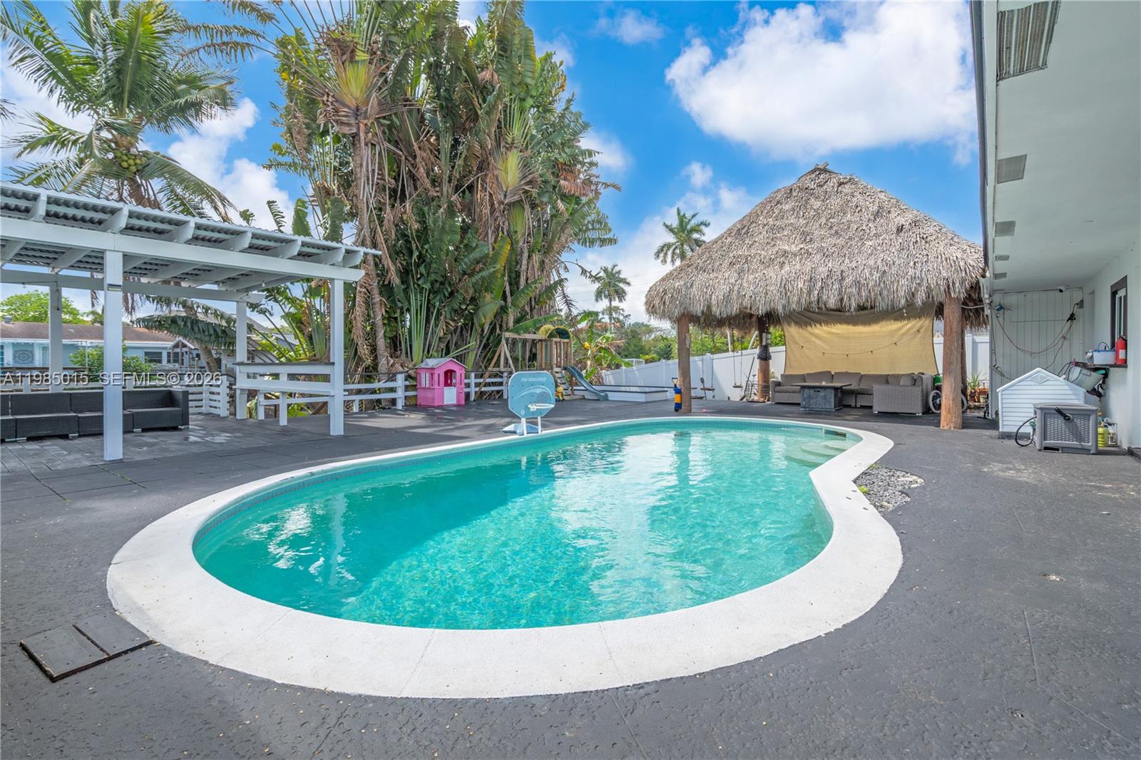 STIRLING LAKE - Residential