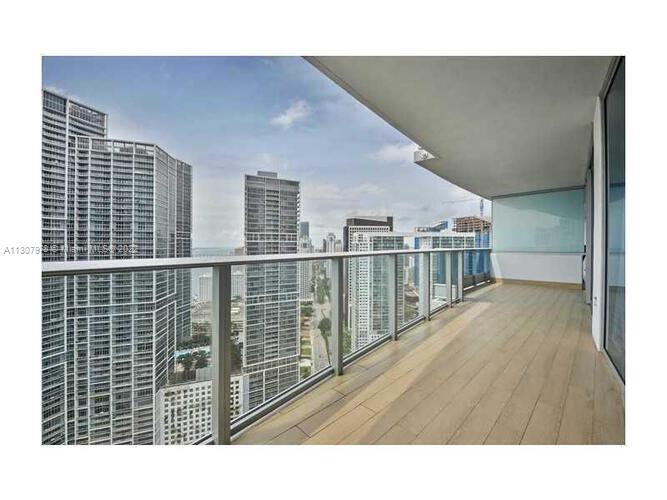Spacious 2 Bed + den, 2.5 bath at the most desirable line at EPIC, this unit has stunning panoramic views of Bay and incredible panoramas of Downtown Miami Skyline. Top of the line finishes and white marble floors. As an Epic resident, you can be assured of the finest interior features and most luxurious hotel amenities at your fingertips. Located at the edge of the Miami River and Biscayne Bay. Snaidero kitchens and Miele & Subzero appliances.