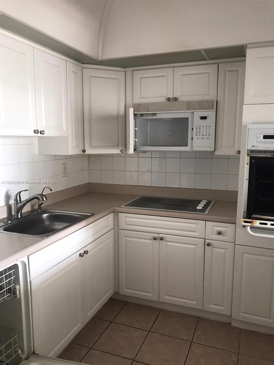 OCEANVIEW BUILDING B COND - Residential Lease
