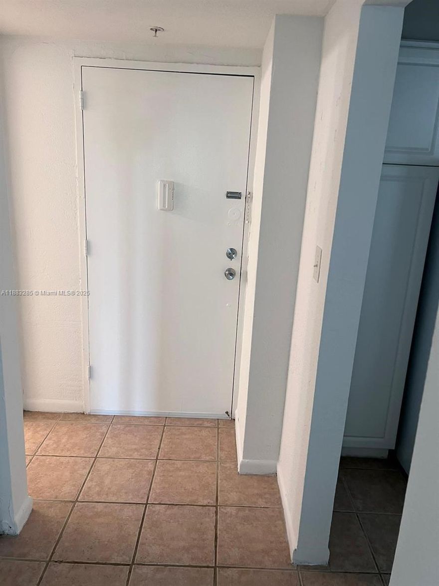 Beautiful 2 bedrooms, huge floor plan, plenty of walking closet, resort style amenities