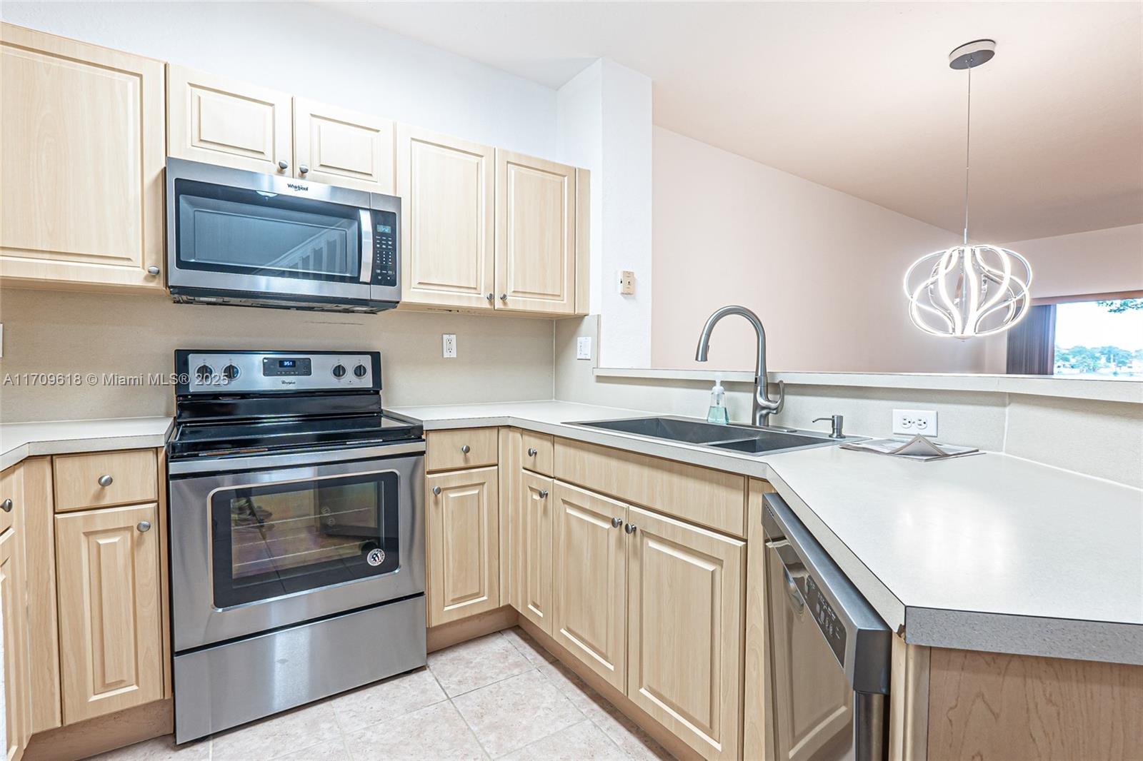 8873 N Isles Cir 8873