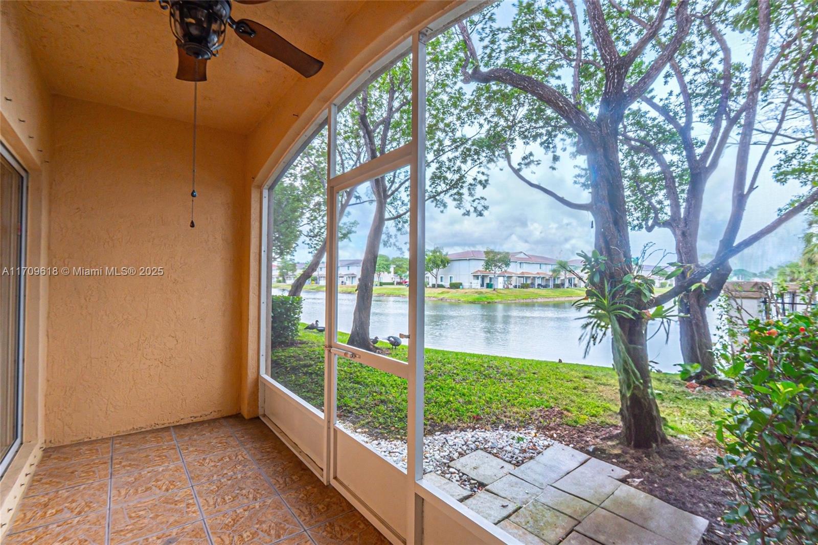 8873 N Isles Cir 8873