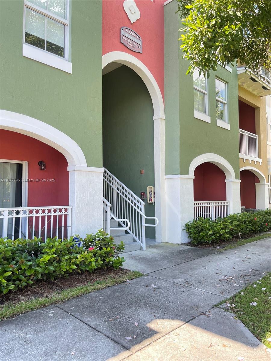 2 bedrooms/2.5 bathrooms condo for rent in the Promenade Shores At Doral. Great community, private pool, gym and Islands At Doral Clubhouse. Excellent schools.