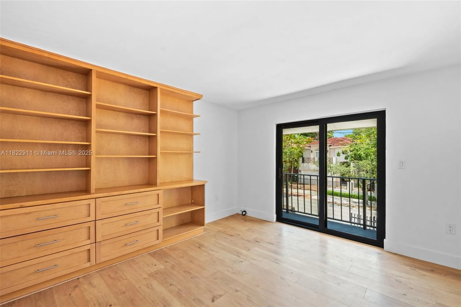 Miami, Florida 33133, United States, 3 Bedrooms Bedrooms, ,2 BathroomsBathrooms,Residential,Active,155986