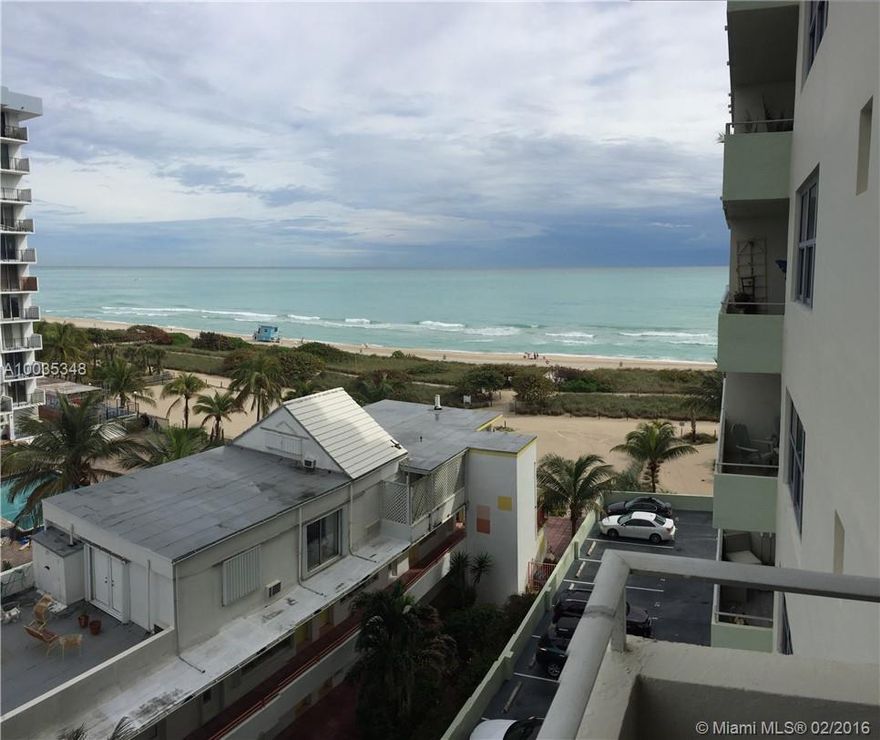 Comfortable and cozy studio with wonderful ocean view. Fully furnished, walk in closet, great size balcony and murphy bed for more space.