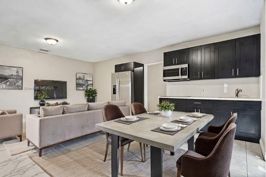 HUGE 2/2 in WESTWOOD LAKES - WESTCHESTER AREA – With WASHER AND DRYER AND PRIVATE PATIO!
Beautiful 2-bedroom, 2-bathroom unit in a Triplex that features a private patio, tile floors throughout, accordion
shutters, and a spacious living/dining area with an open floor plan. The modern kitchen offers ample storage, and
both bedrooms have generous closet space. Washer and dryer in-unit for added convenience. Includes 2 assigned
parking spaces. No HOA approval required, offering fast approval for quick move-in. Prime location with easy
access to major roads, restaurants, shops, and more. AVAILABLE NOW.
