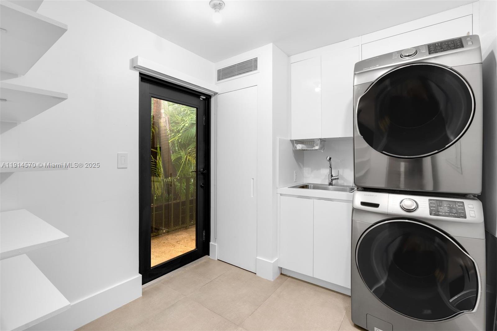 SUNSET ISLANDS-ISLAND NO - Residential