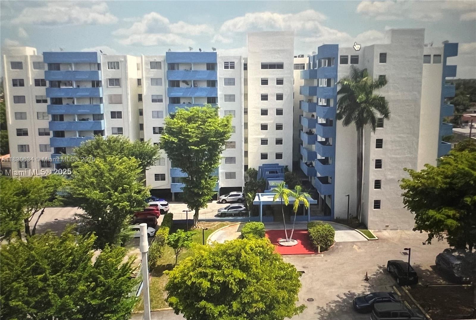 Condo in the heart of the city! 1 bedroom, 1 bathroom, stainless steel appliances in the fully equipped kitchen, The bedroom has walking closet and the bathroom with natural light streaming in through the windows.