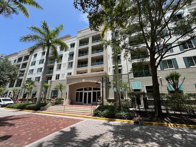 NEWLY REMODELED FLOORS IN THIS BEAUTIFUL RESORT STYLE LIVING 2 BED/ 2 BATH CONDO. SPLIT FLOOR PLAN, KITCHEN W/ STAINLESS STEEL APPLIANCES. BEST LOCATION IN PLANTATION, WALKING DISTANCE TO PUBLIX , ETC. IN CORNER. AMENITIES INCLUDE CONCIERGE AT LOBBY, ELEGANT CLUB ROOM, FULLY EQUIPPED GYM W/ SAUNA AND RESORT STYLE POOL.