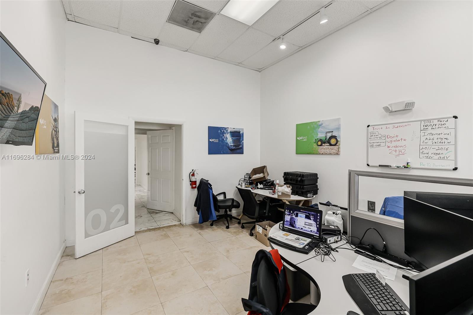 Main image without alt text