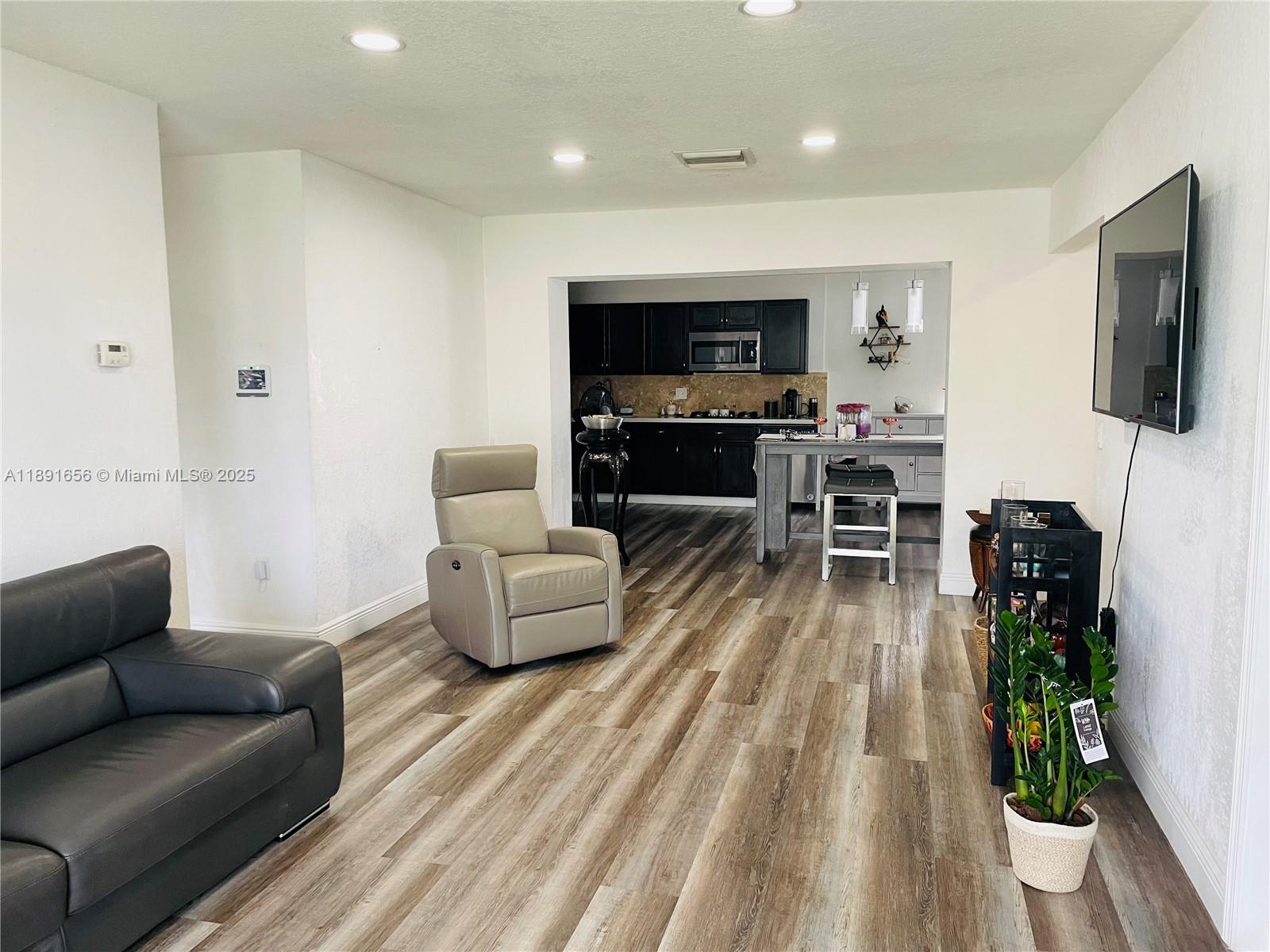 LAKE FOREST SEC 4 - Residential Lease