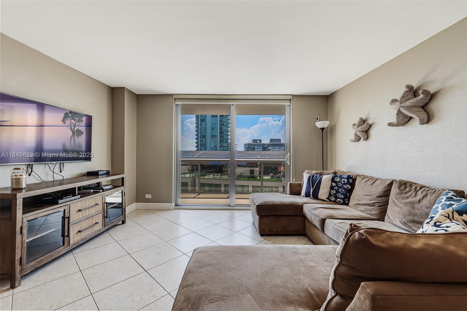 6039 Collins Ave 936