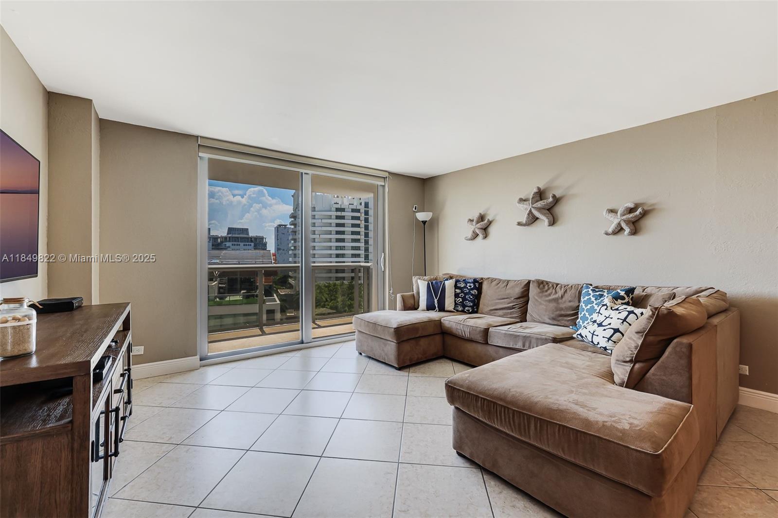 6039 Collins Ave 936