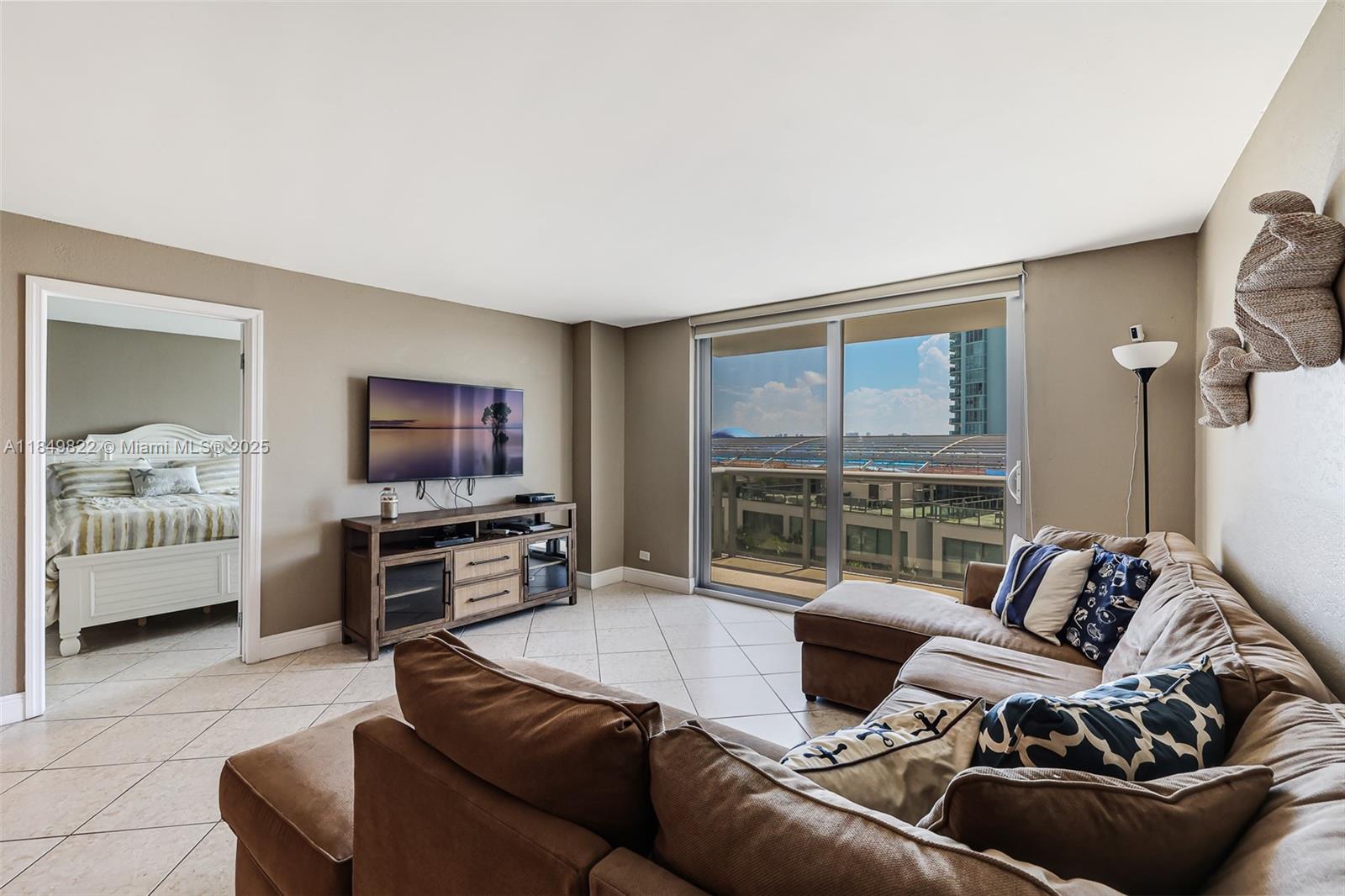 6039 Collins Ave 936