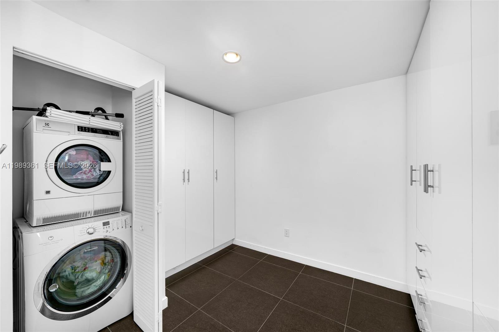 MET 1 CONDO - Residential Lease