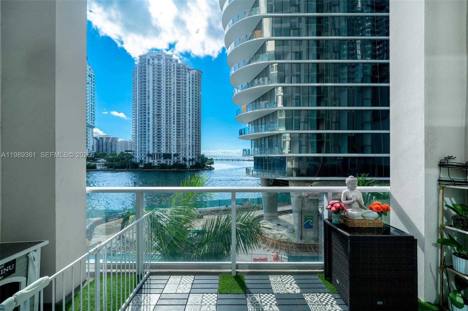 MET 1 CONDO - Residential Lease