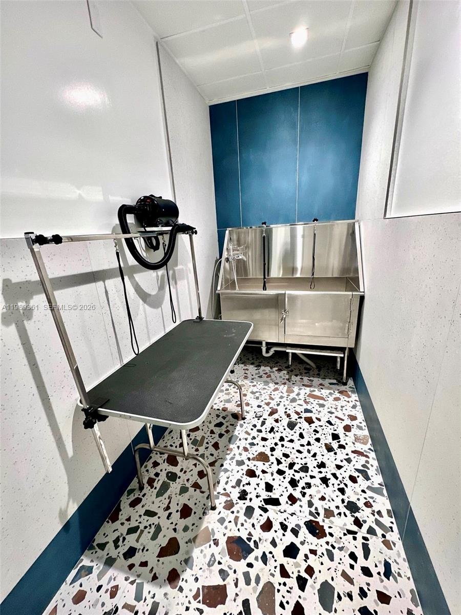 MET 1 CONDO - Residential Lease