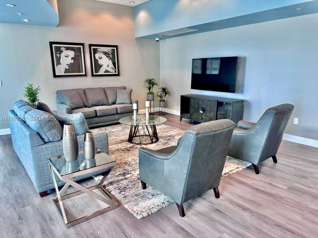 MET 1 CONDO - Residential Lease