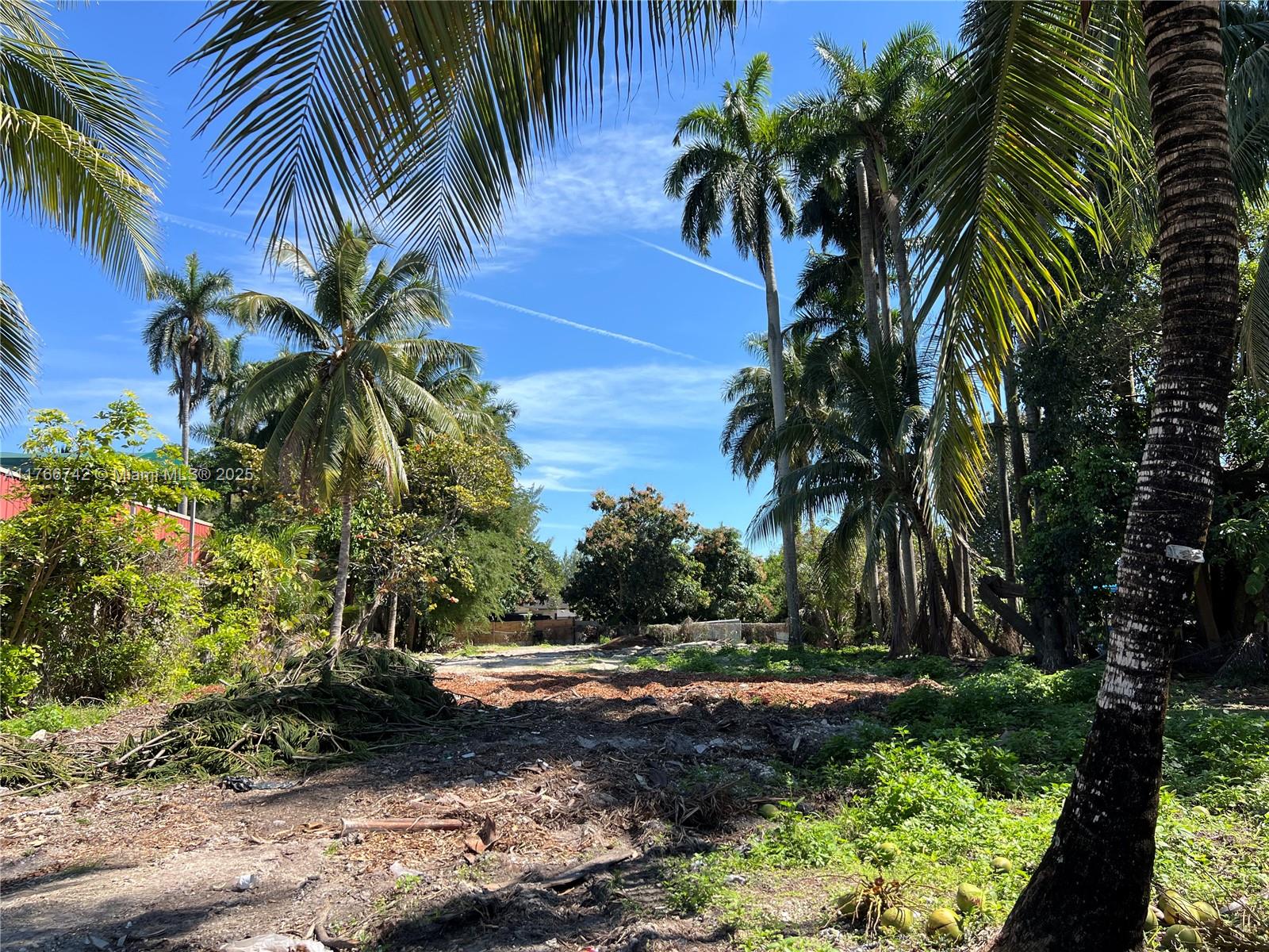 Great Vacan Land !!! 13500 SF. Seller has the zoning approval to build 21 units, in a building of 8th floors. Amaizing location!! Only 2 blocks from the new community from Lennar West View. Miami Dade College is less than 5 minutes away.