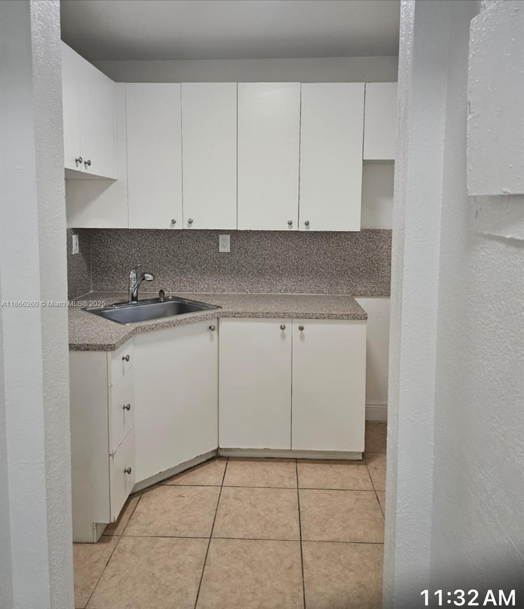 Updated 2 bedroom/1 full bath condo in a well-maintained gated community in Palmetto Bay. Community is located on the east side of US1 shopping center, restaurants, supermarket. It is within walking distance to public transit and offers easy access to US-1. Community. Laundry facilities, playground, 2 assigned parking space