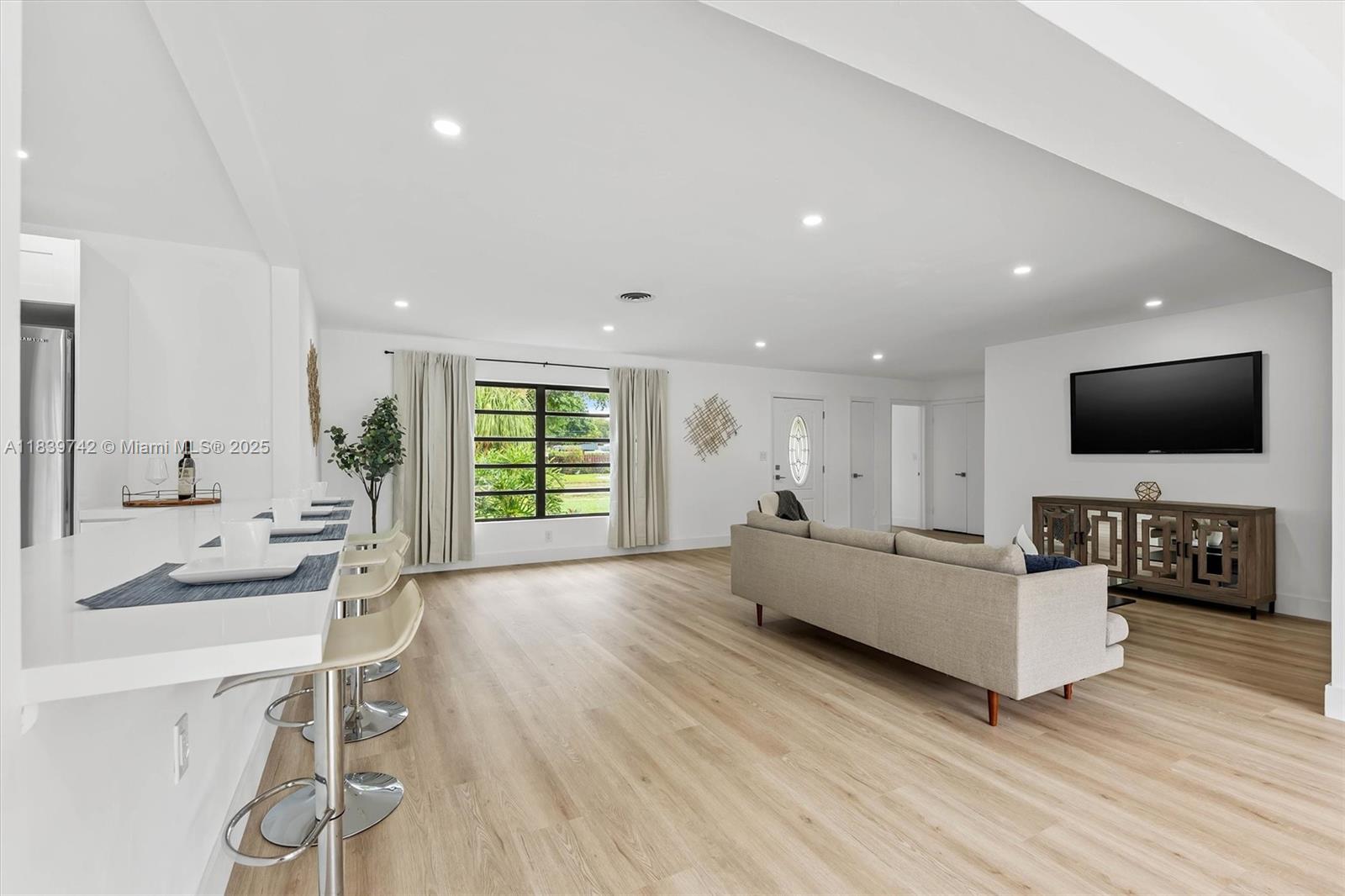 885 Azalea Ct