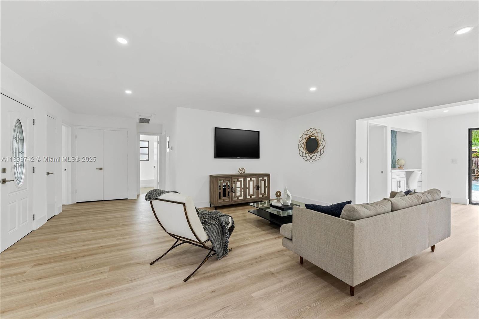 885 Azalea Ct